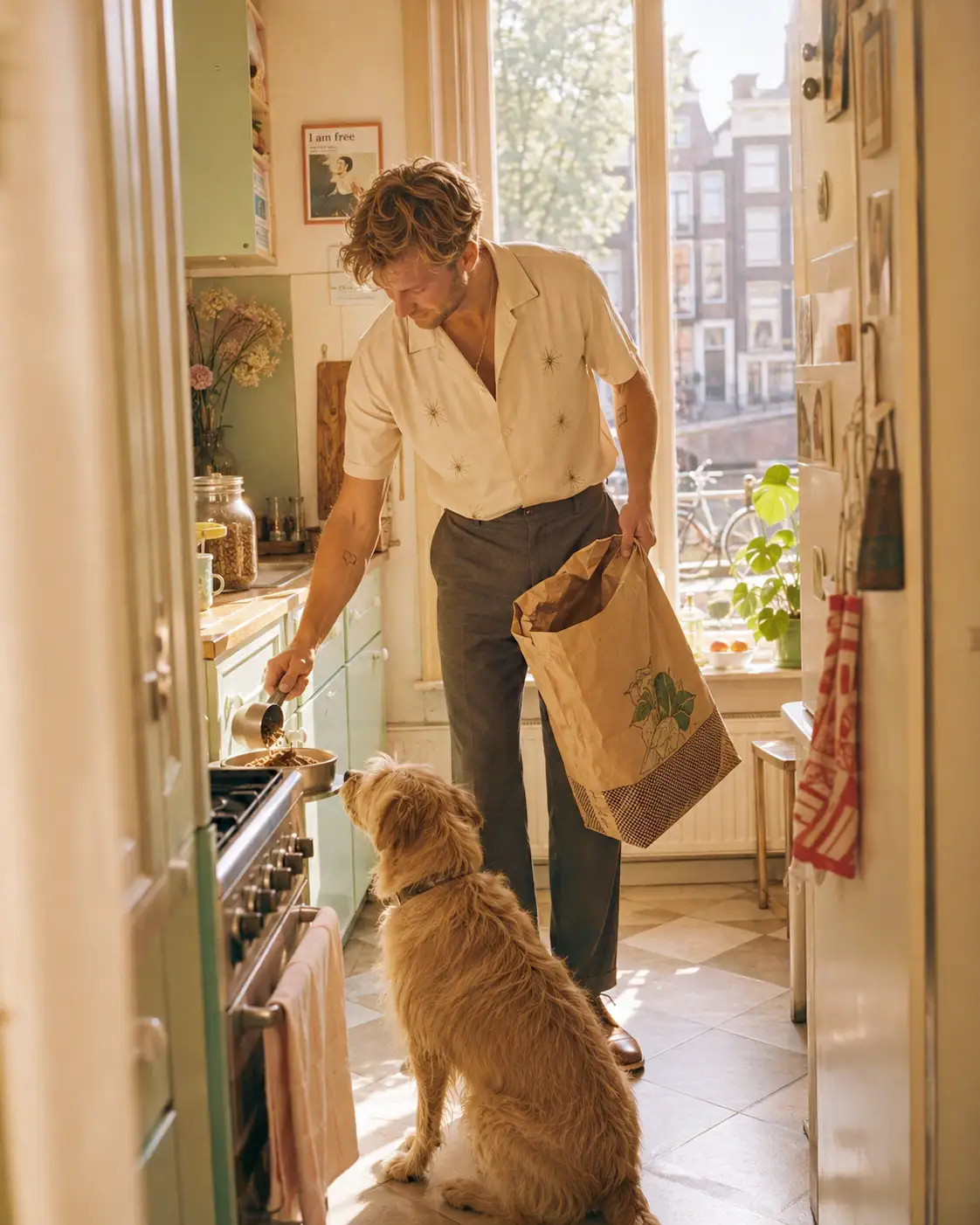 Man in zonnige keuken met hond, boodschappentas in de hand